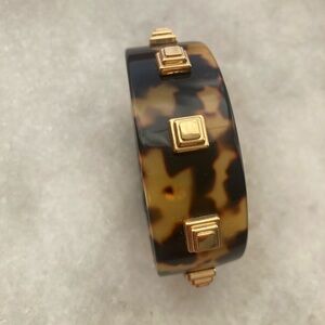 Gorgeous Tory Burch tortoise shell gold stud studded bangle bracelet modern chic